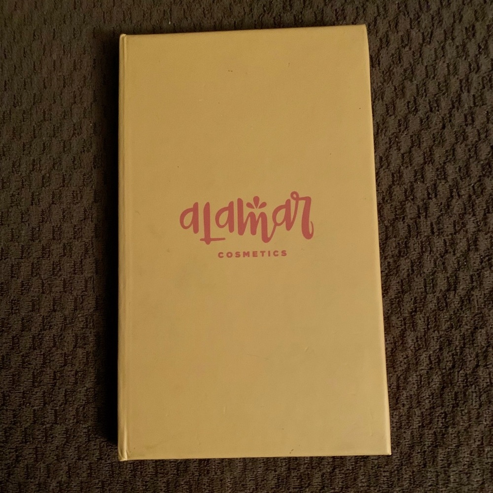 Alamar Reina Del Caribe eyeshadow palette